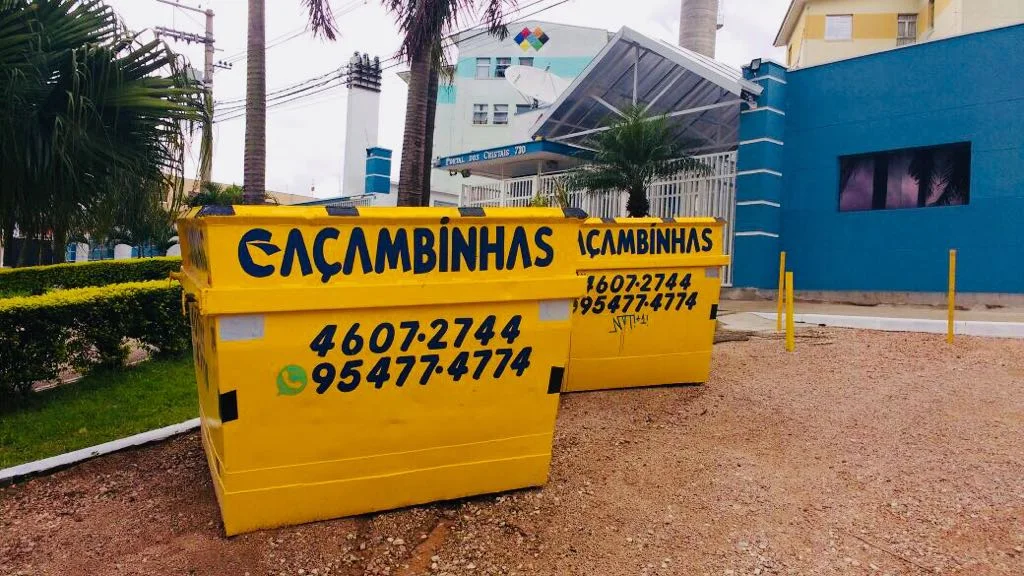 Caçambas amarelas da Caçambinhas prontas para o próximo atendimento
