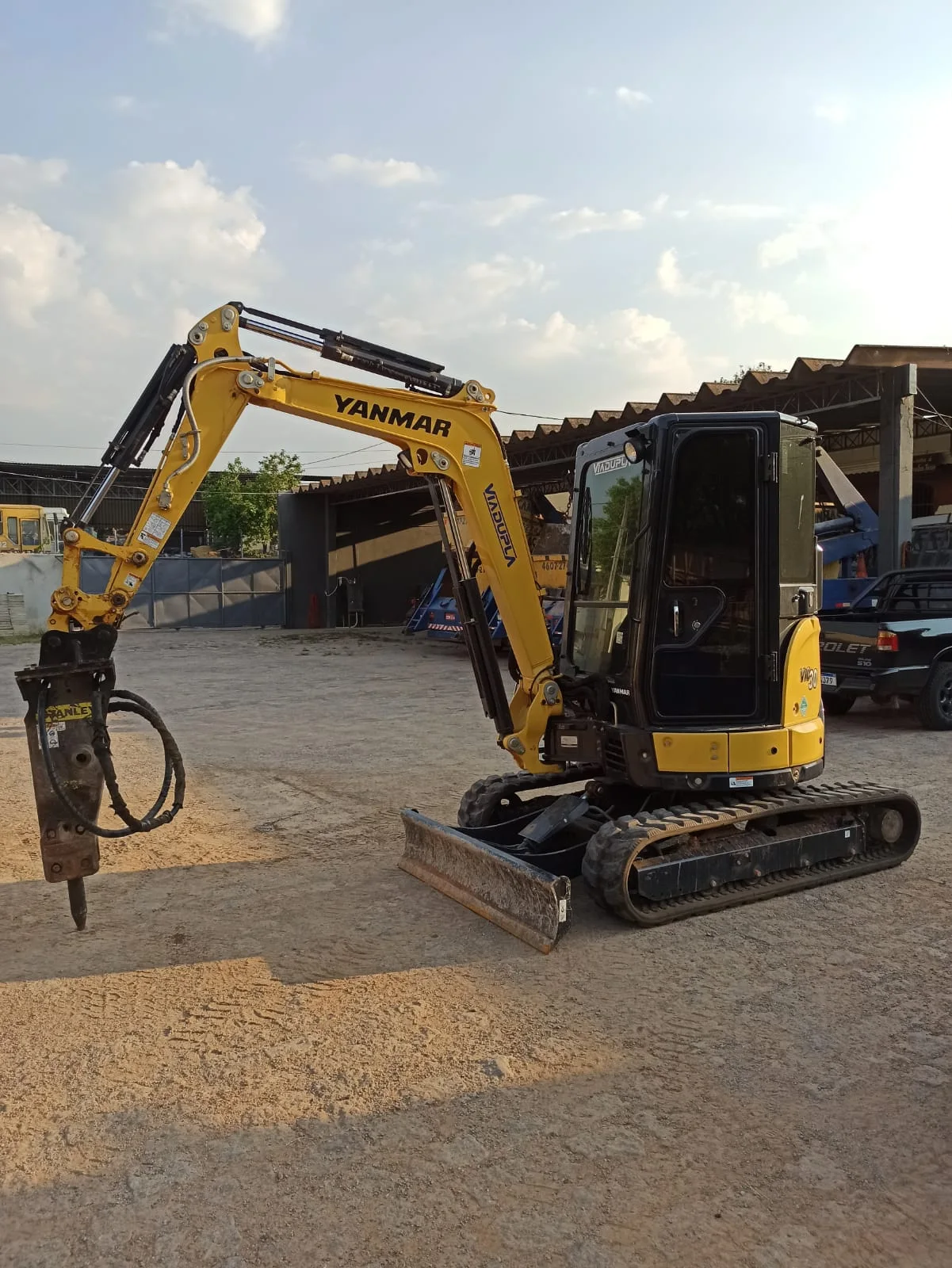 Mini escavadeira Yanmar preparada para trabalho em pátio de obras